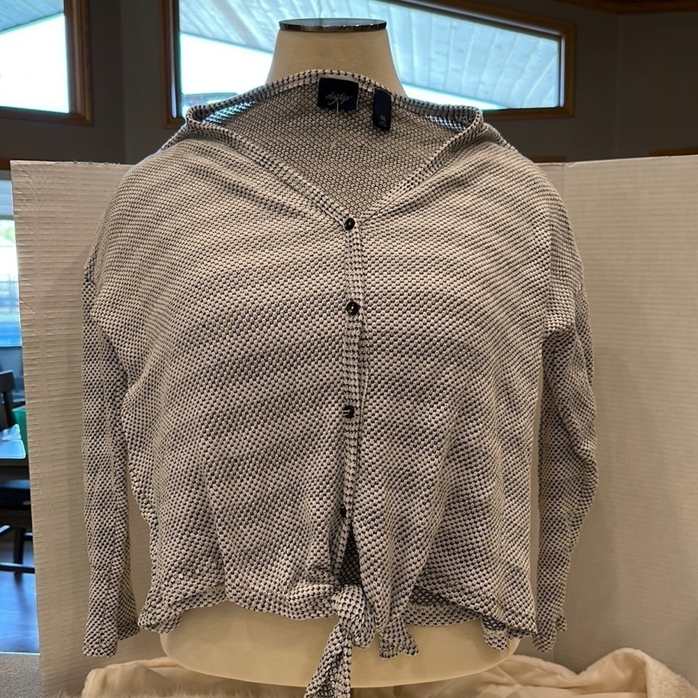 NWOT day trip, gray and white saddle stripes front tie long sleeve XXL @Buckle